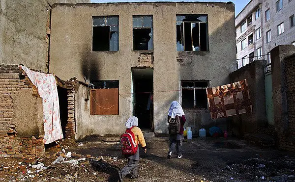 (تصاویر) زندگی اسفبار خانواده 5نفره در خرابه