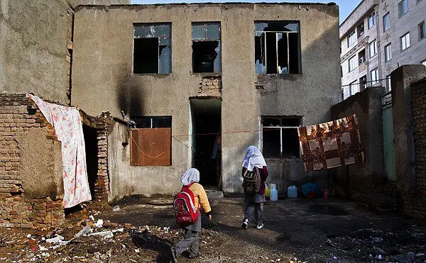 (تصاویر) زندگی اسفبار خانواده 5نفره در خرابه