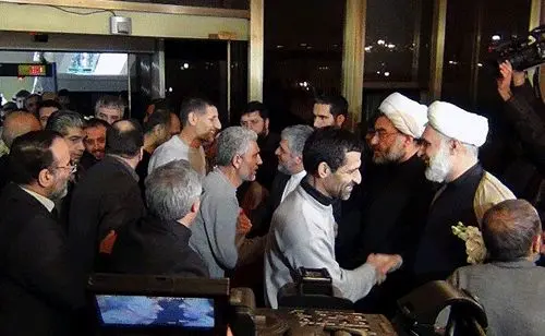 (تصاویر) استقبال سفیر از 48 گروگان آزادشده ایرانی