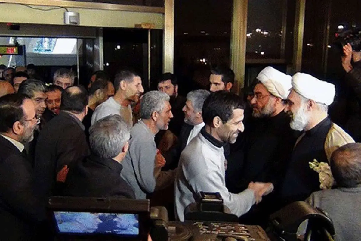 (تصاویر) استقبال سفیر از 48 گروگان آزادشده ایرانی