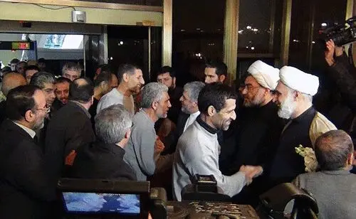 (تصاویر) استقبال سفیر از 48 گروگان آزادشده ایرانی