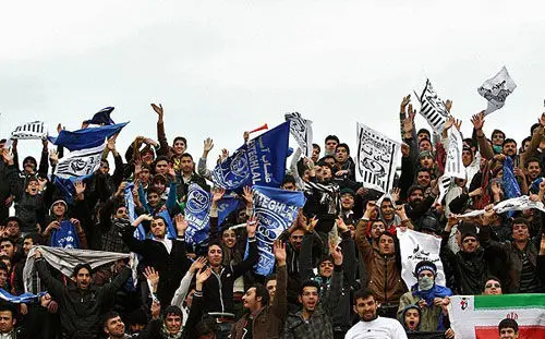 (تصاویر) پیوند هوادارن استقلال و صبا در برابر پرسپولیس!