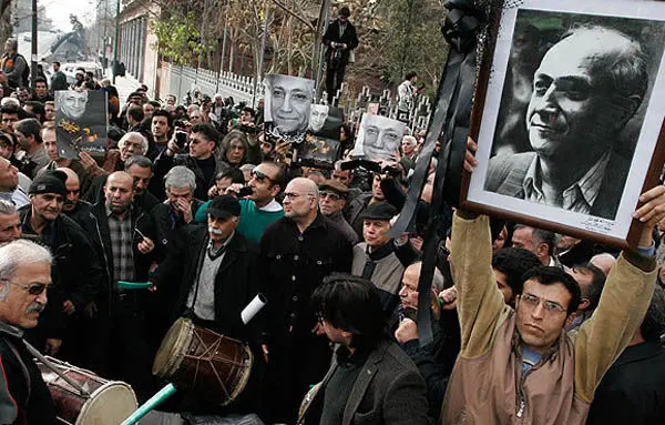 (تصاویر) تشییع همایون خرم؛ آوازخوانی شجریان، قربانی و اصفهانی