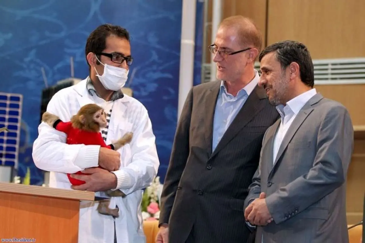 (تصویر) بازدید احمدی نژاد از میمون فضانورد