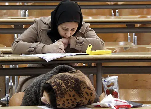 (تصاویر) خواب خانم داوطلب در جلسه کنکور!