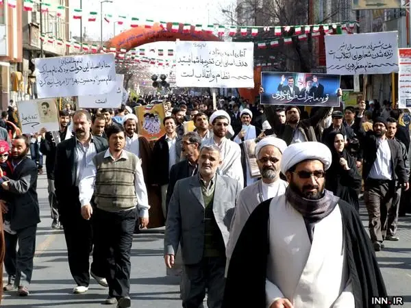 (تصاویر) پلاکاردها و شعارهای متفاوت در راهپیمایی قم