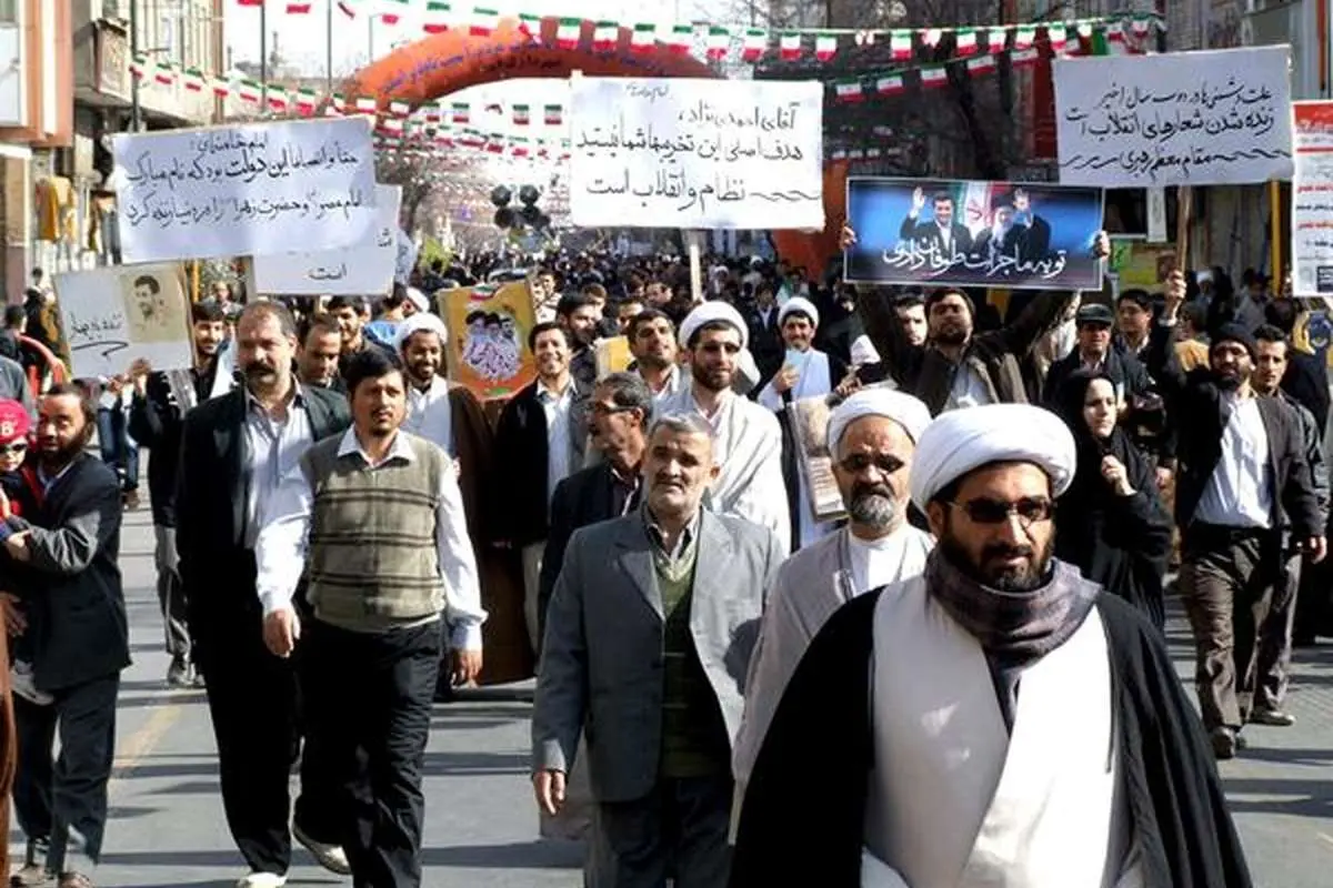 (تصاویر) پلاکاردها و شعارهای متفاوت در راهپیمایی قم
