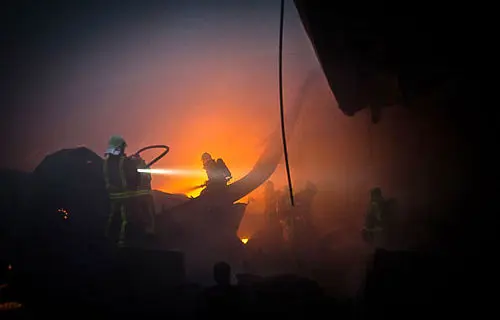(تصاویر) آتش‌سوزی وسیع در انبار لوازم خودرو