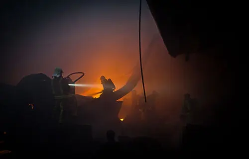(تصاویر) آتش‌سوزی وسیع در انبار لوازم خودرو