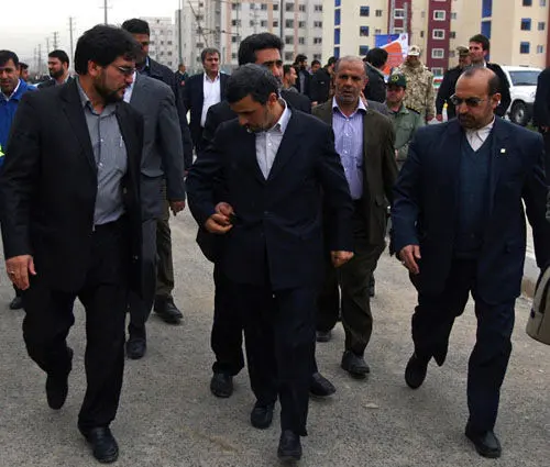 (تصویر) دست در جیب احمدی‌نژاد!
