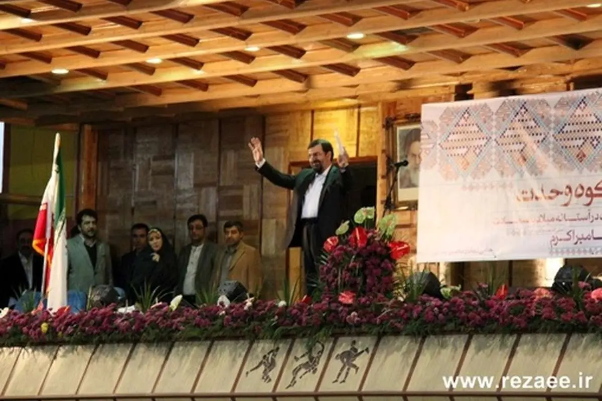 (تصاویر) محسن رضایی علامت پیروزی نشان داد