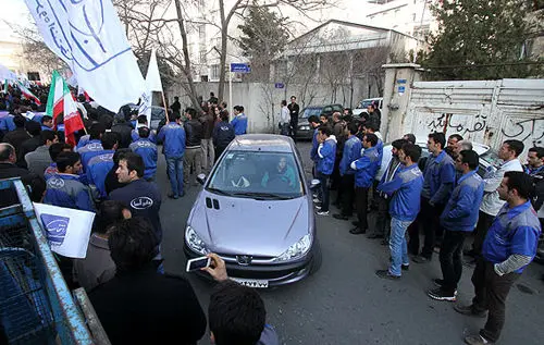 (تصاویر) تجمع کارگران مقابل سفارت کره در تهران