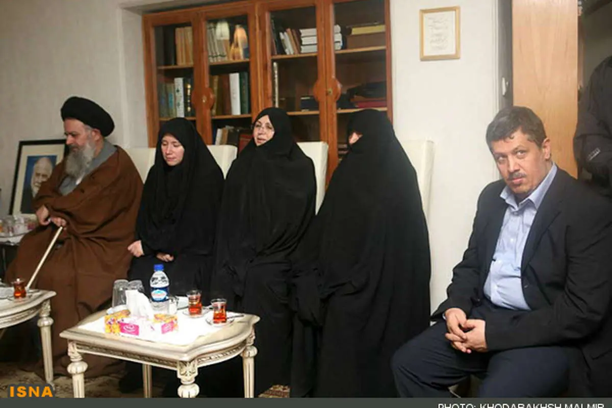 (تصویر) حضور مهدی هاشمی در منزل مرحوم حبیبی