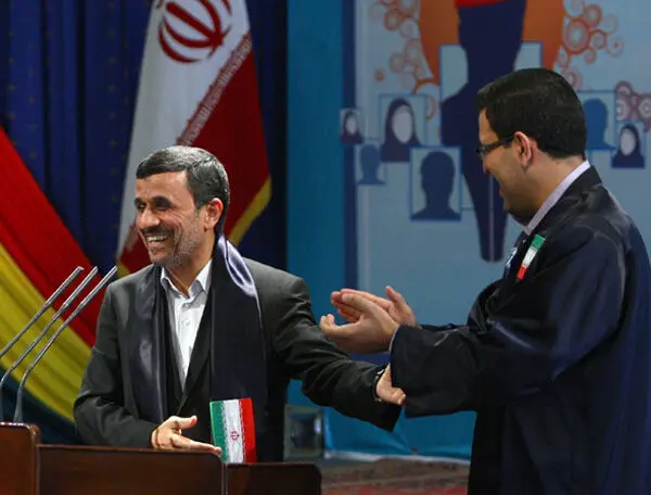 (تصاویر) شال دانشجوی‌‌ نمونه بر گردن‌ احمدی‌نژاد