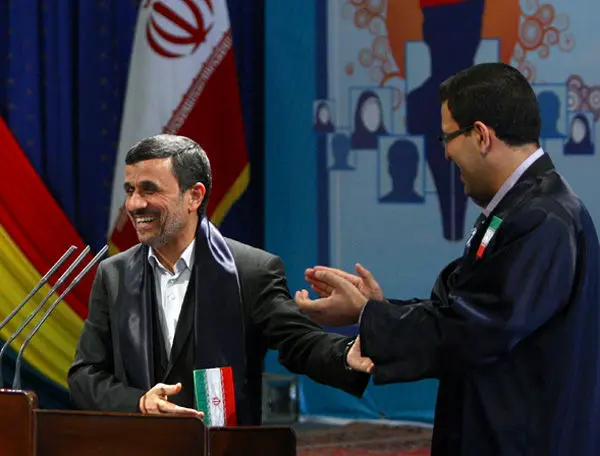 (تصاویر) شال دانشجوی‌‌ نمونه بر گردن‌ احمدی‌نژاد
