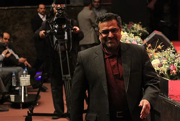 (تصاویر) پس‌گرفتن هدیه ریاست‌جمهوری از یک‌کارگردان!