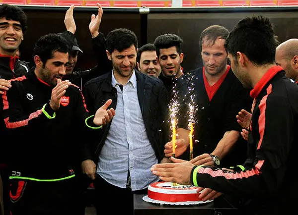 (تصاویر) مسئولان‌رئال و تولد‌باقری در تمرین پرسپولیس