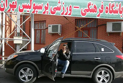(تصاویر) علی‌کریمی در اتومبلیش