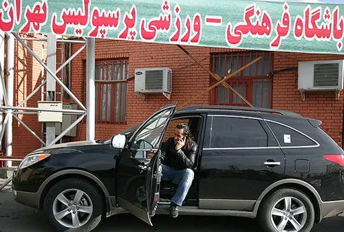 (تصاویر) علی‌کریمی در اتومبلیش
