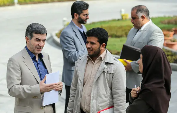 (تصاویر) مشایی در حاشیه جلسه هیات‌دولت