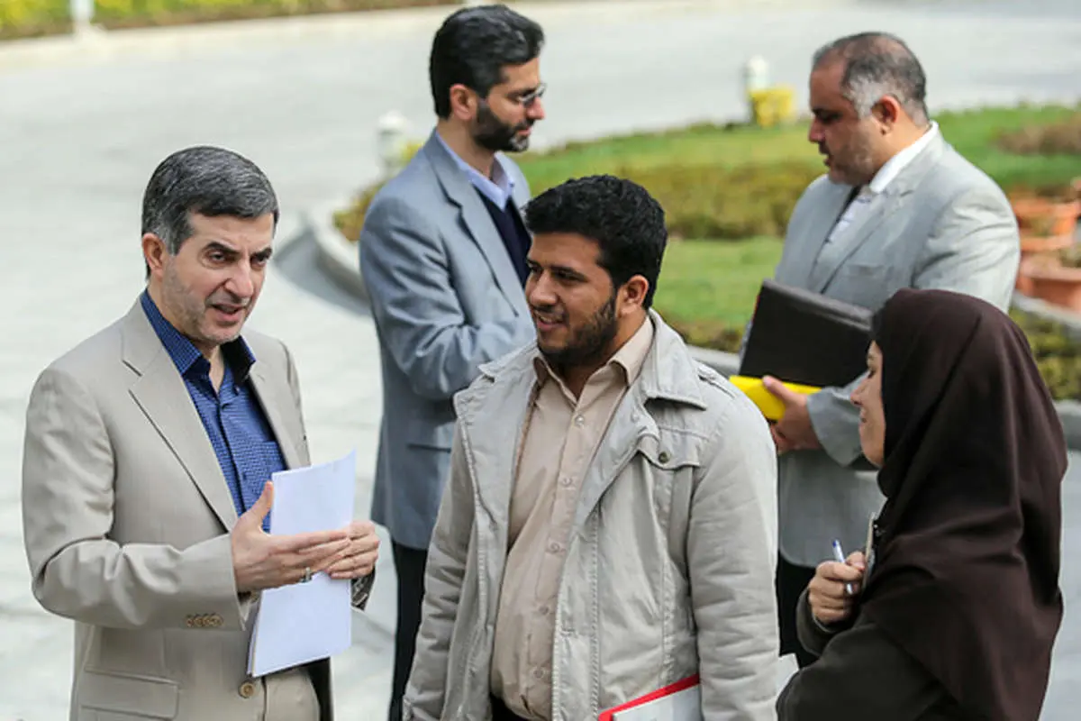(تصاویر) مشایی در حاشیه جلسه هیاتدولت