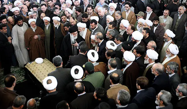 وداع با آیت‌الله خوشوقت، عکس یادگاری احمدی‌نژاد و آمریکایی‌ها، هواداران فوتبال مقابل...