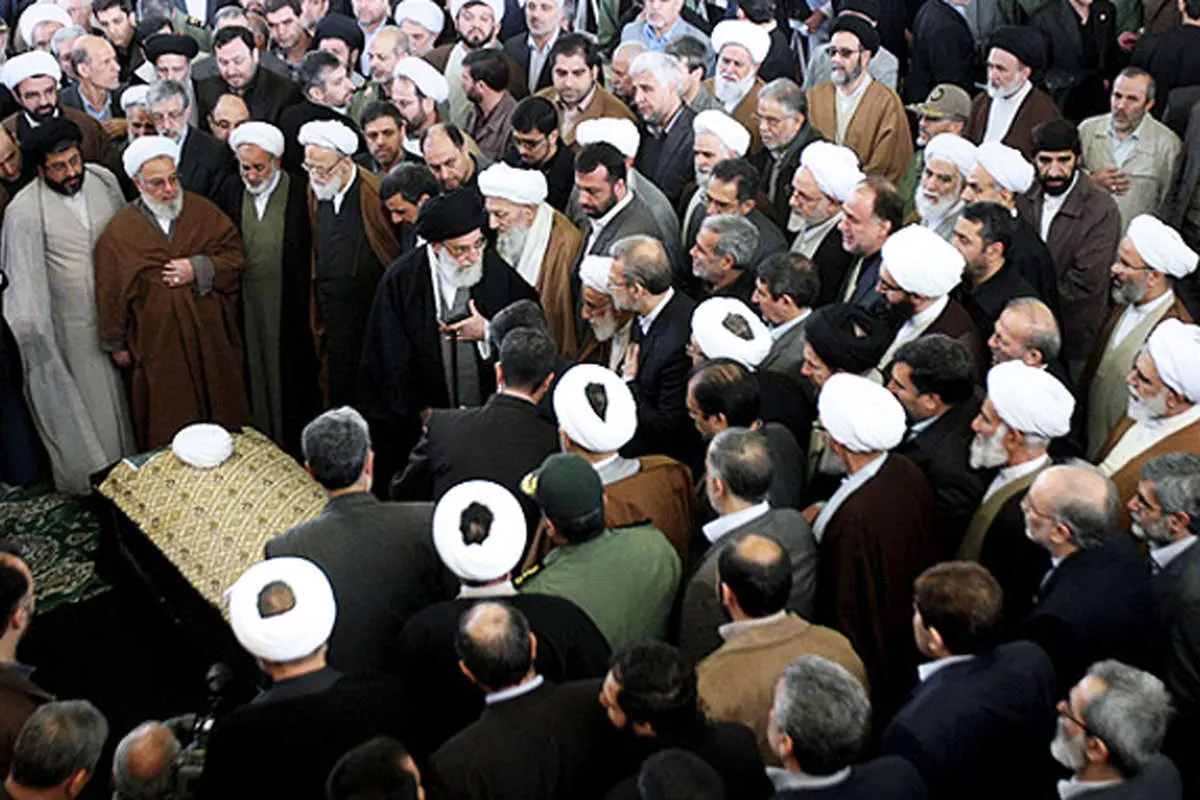 وداع با آیتالله خوشوقت، عکس یادگاری احمدینژاد و آمریکاییها، هواداران فوتبال مقابل...