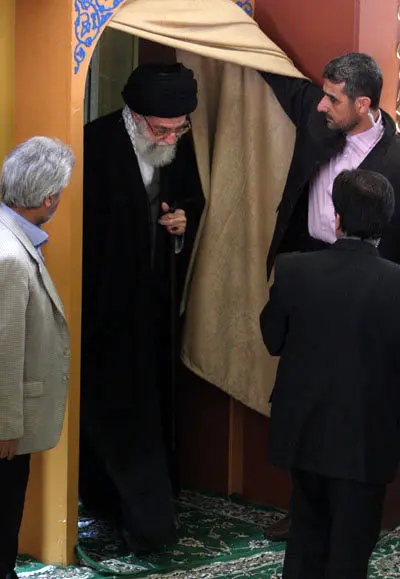 (تصاویر) نماز رهبرانقلاب بر پیکر آیت‌الله خوشوقت