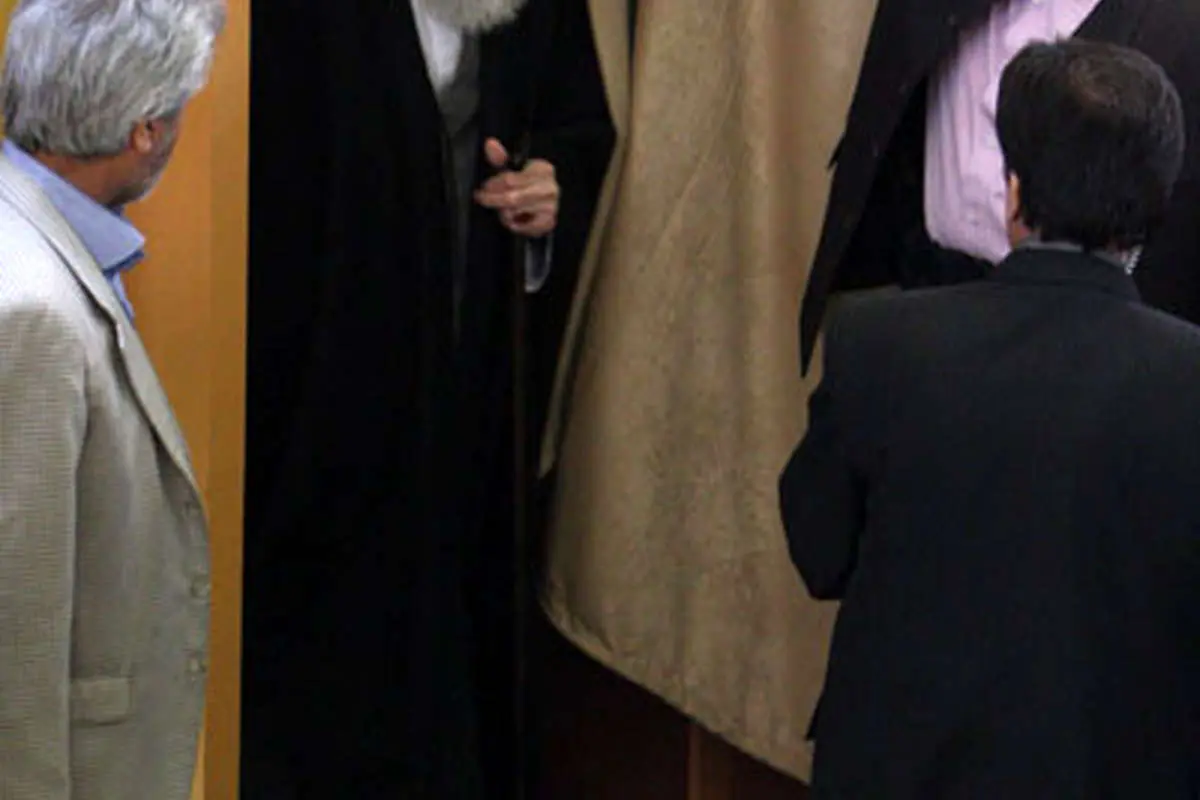 (تصاویر) نماز رهبرانقلاب بر پیکر آیتالله خوشوقت