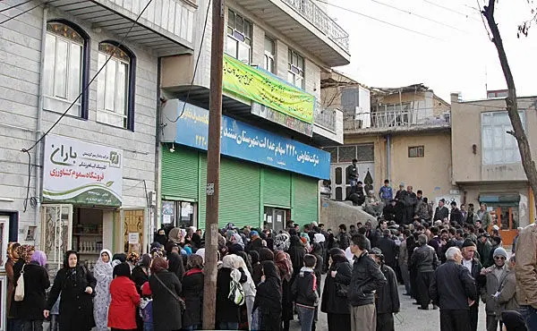(تصاویر) صف ‌سهام عدالت‌ در سنندج