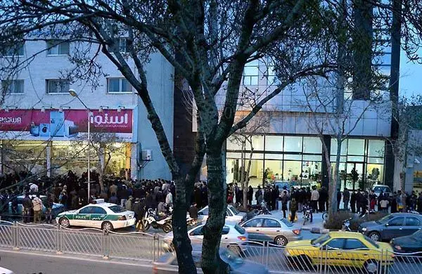 (تصاویر) ازدحام و صف‌ طویل برنج در مشهد