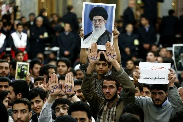 (تصاویر) سخنرانی رهبر انقلاب در حرم رضوی