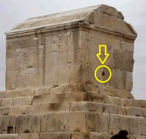 (تصویر) اصابت نارنجک دستی به مقبره کوروش!