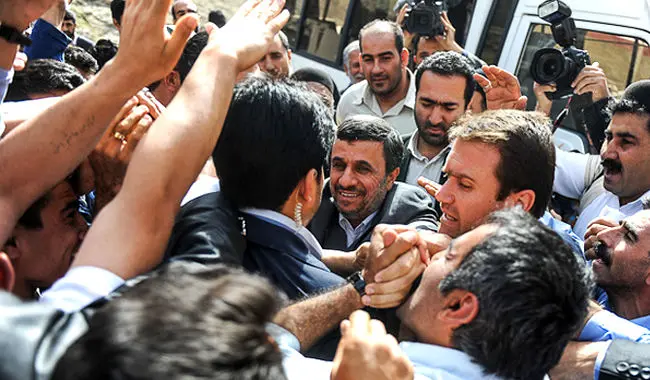 مسافران نورزی از شمال تا اصفهان، تلاش برای دست دادن با رئیس‌جمهور، ایستادن روی میخ،...