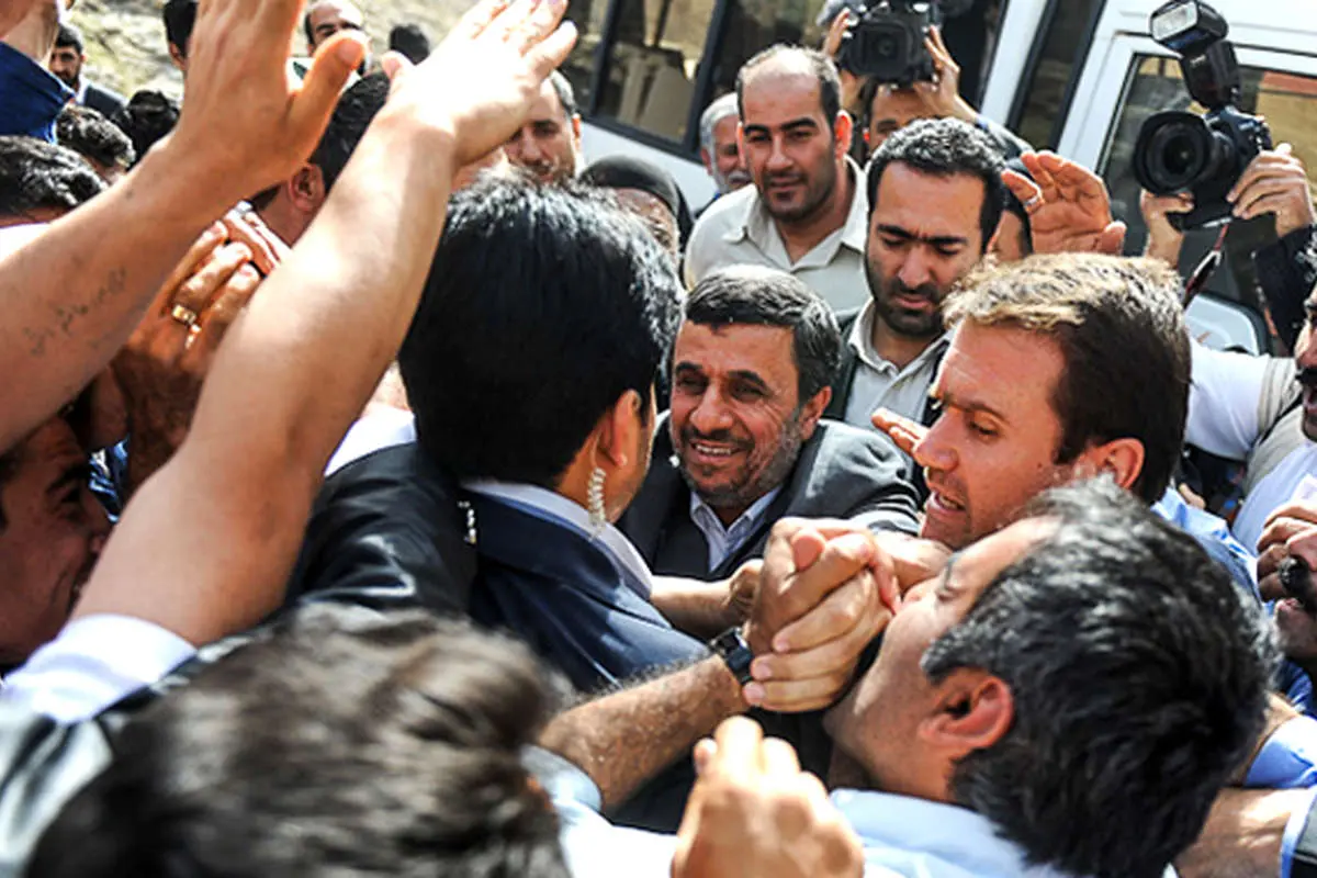 مسافران نورزی از شمال تا اصفهان، تلاش برای دست دادن با رئیسجمهور، ایستادن روی میخ،...