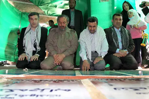 (تصویر) مشایی علامت پیروزی نشان داد