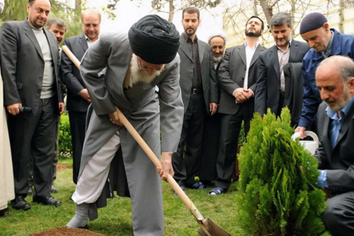 کاشت نهال توسط مقام معظم رهبری، نشست زمین، زیباترین سفرههای هفتسین، انتخابات مرگبار،...