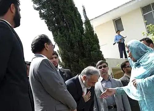 ساختارشکنی احمدی‌نژاد در تسلی دادن مادر چاوز