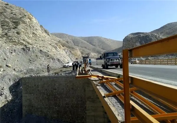 (تصاویر) زنده‌ ماندن‌ معجزه‌آسای‌ راننده‌ تریلی
