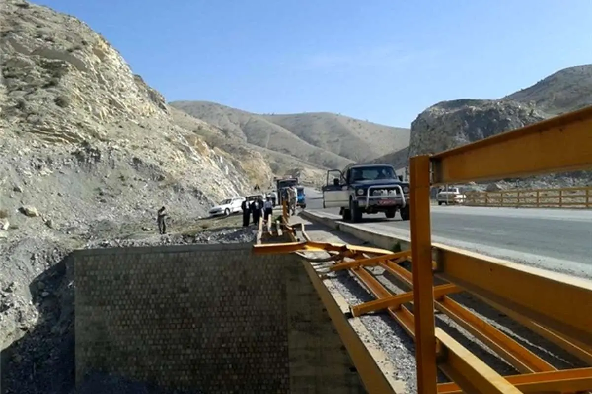 (تصاویر) زنده ماندن معجزهآسای راننده تریلی