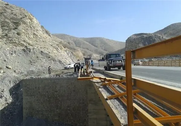(تصاویر) زنده‌ ماندن‌ معجزه‌آسای‌ راننده‌ تریلی