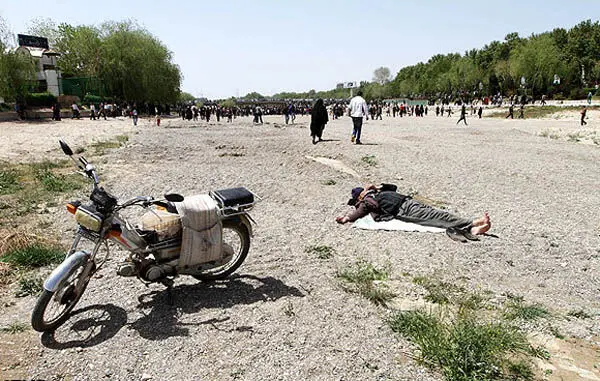 (تصاویر) استقبال اصفهانی‌ها از آب زاینده‌رود