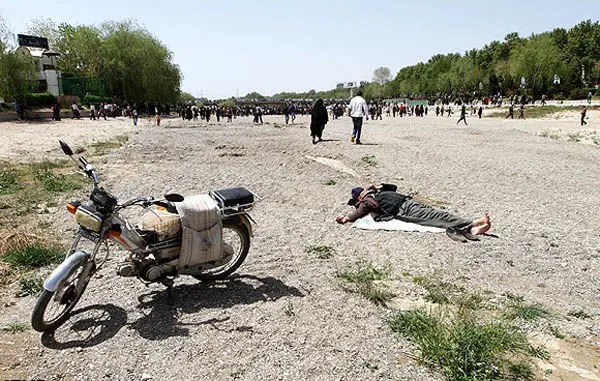 (تصاویر) استقبال اصفهانی‌ها از آب زاینده‌رود
