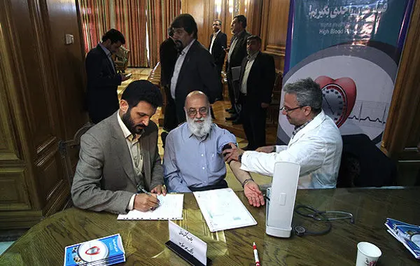 (تصاویر) سنجش فشارخون در شورای شهر