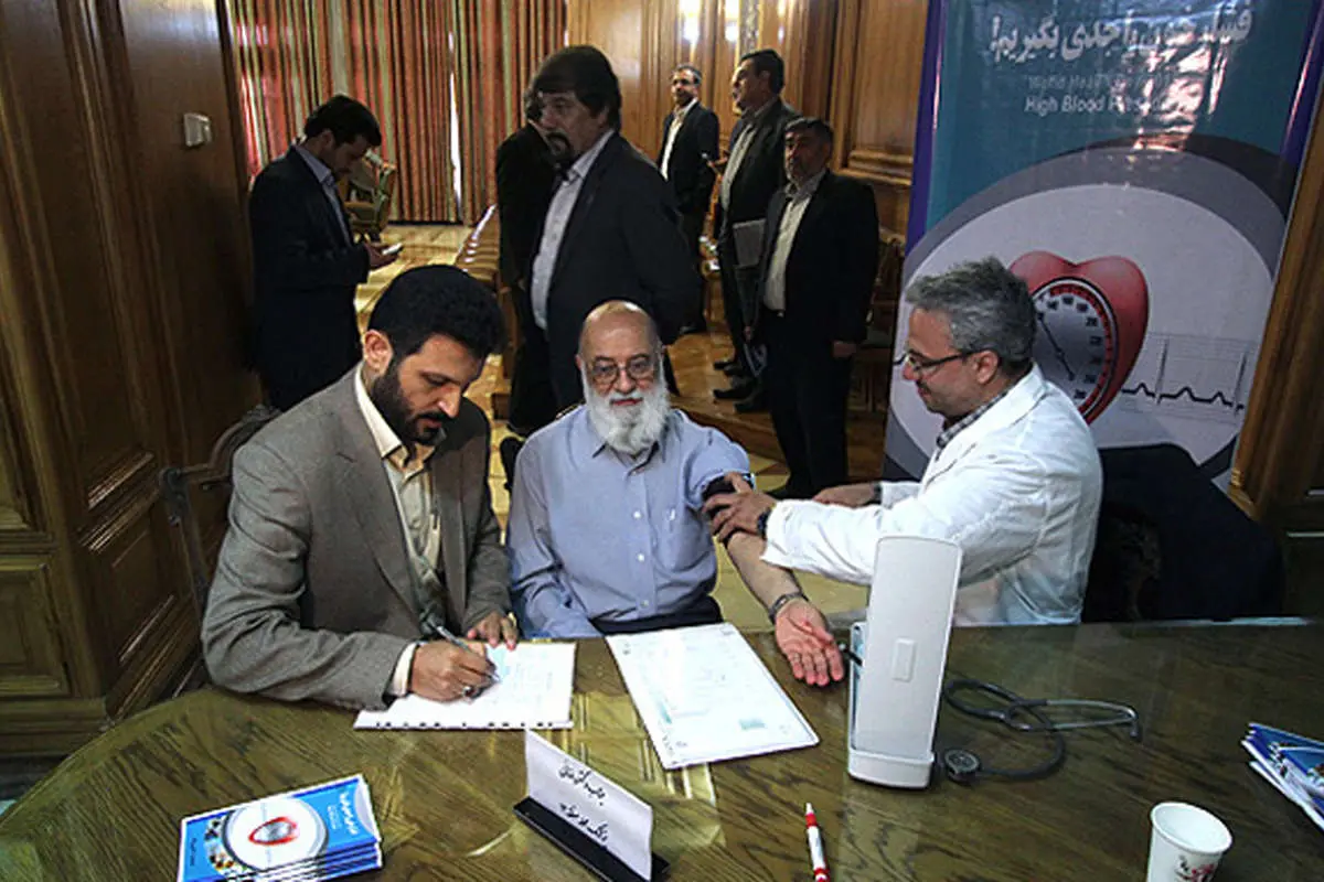 (تصاویر) سنجش فشارخون در شورای شهر