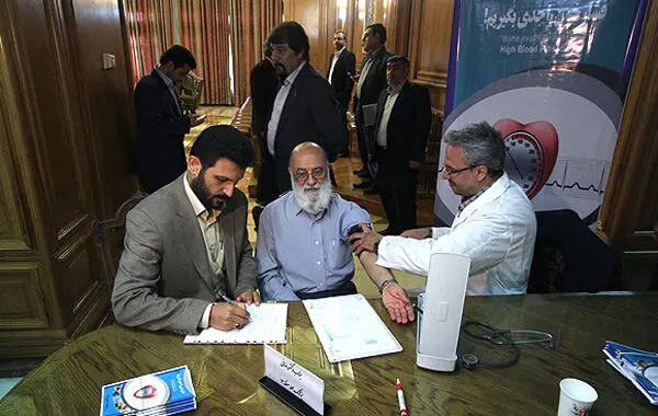(تصاویر) سنجش فشارخون در شورای شهر