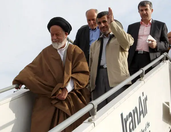 (تصاویر) احمدی نژاد پرچم را به مشایی سپرد