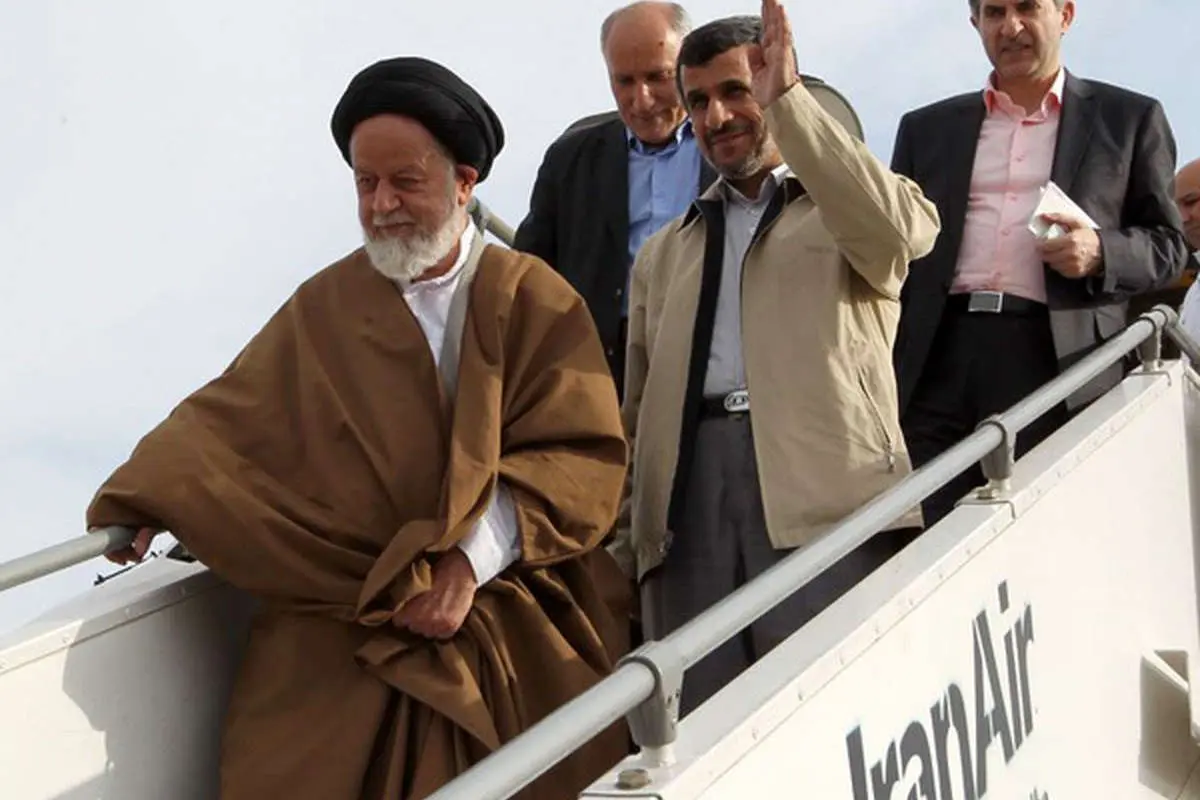 (تصاویر) احمدی نژاد پرچم را به مشایی سپرد