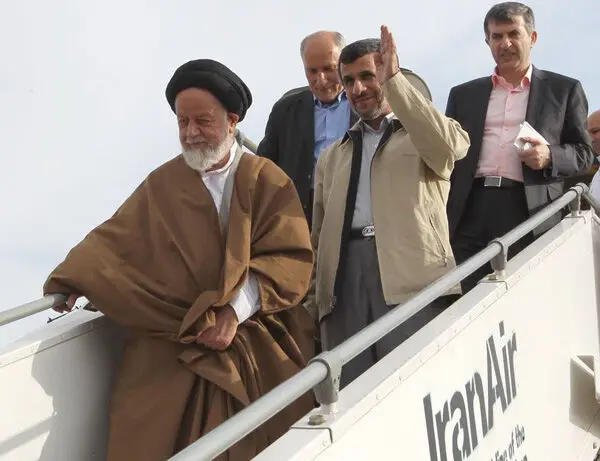 (تصاویر) احمدی نژاد پرچم را به مشایی سپرد