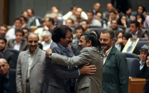 افتخاری: مرا خانه‌نشین کردند/ ترانه خارج از نزاکت یا بوسه سیاسی؟